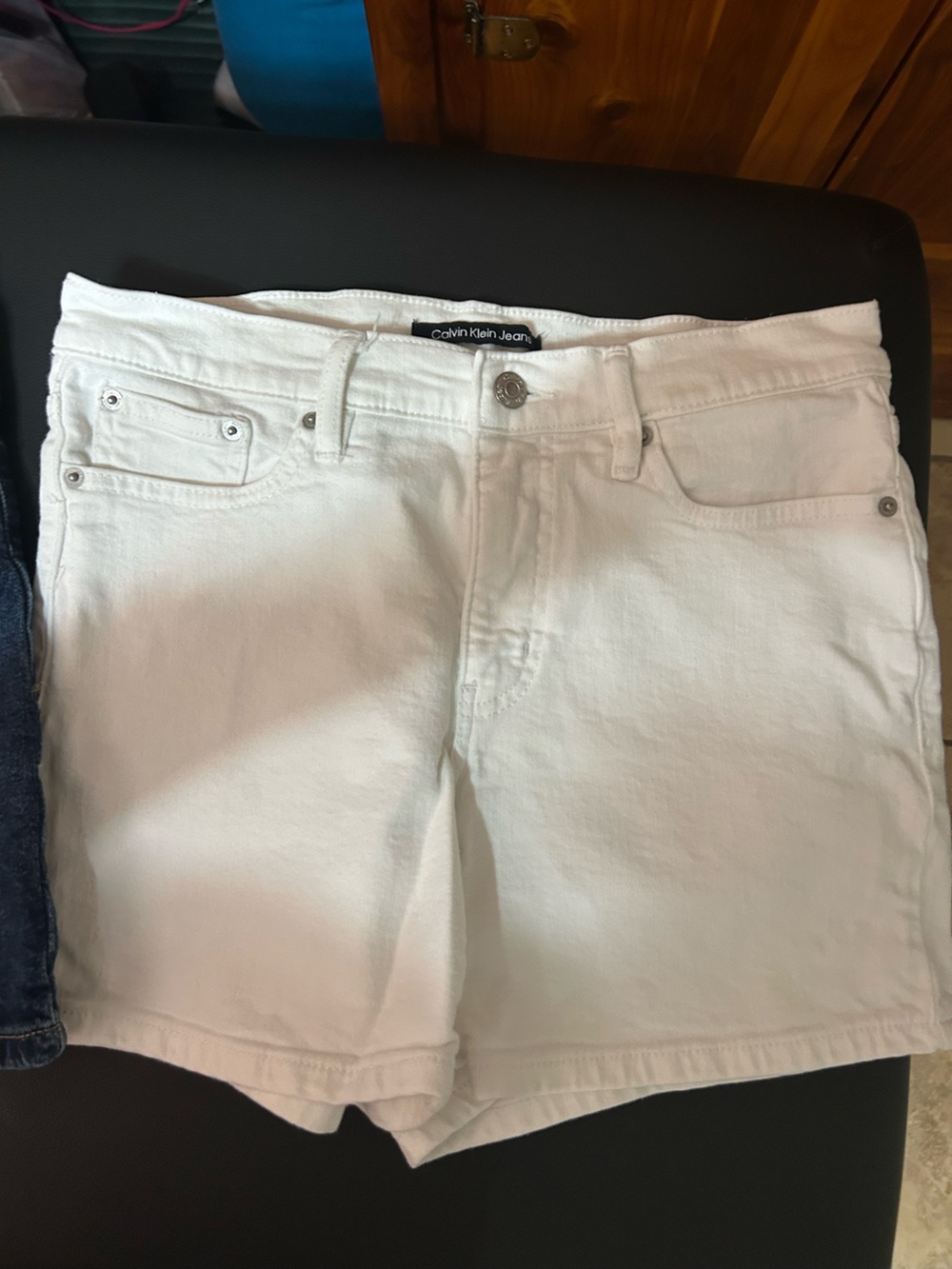 Calvin Klein Jean shorts size 6 - White & Dark Blue Denim - Picture 2 of 7